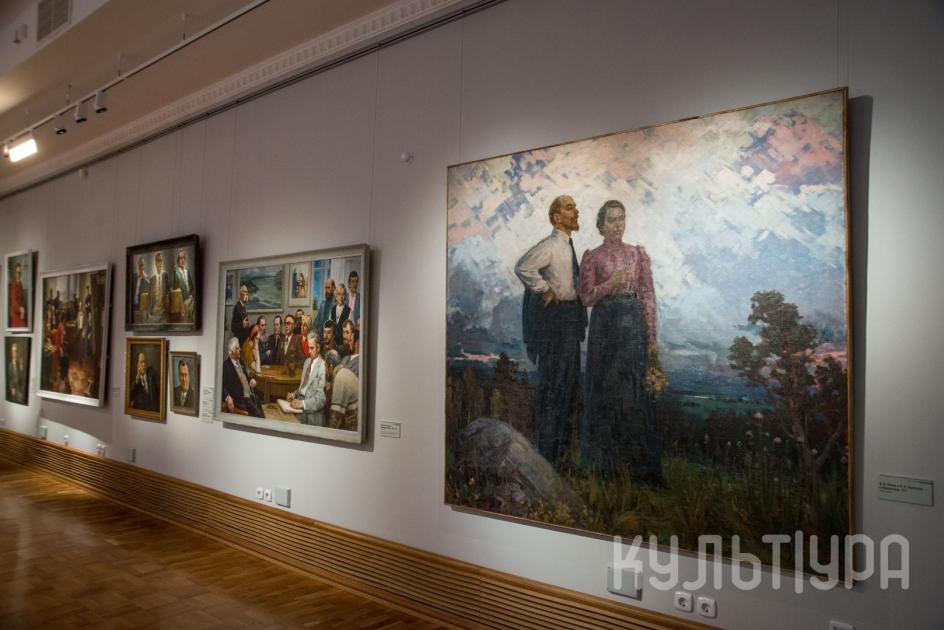 Ленин на закате и Крупская с цветами