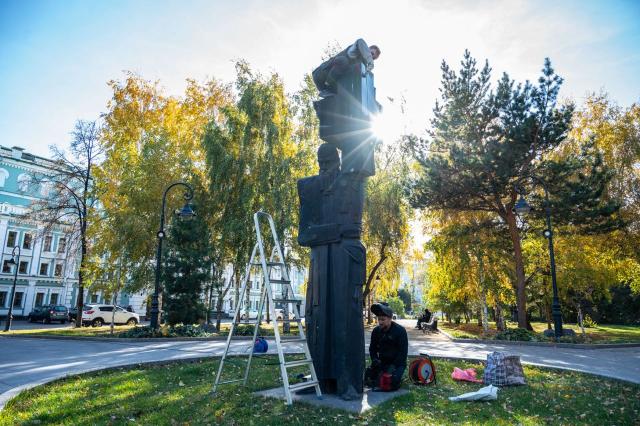 В Омске реставрируют скульптуру "Крест несущий"