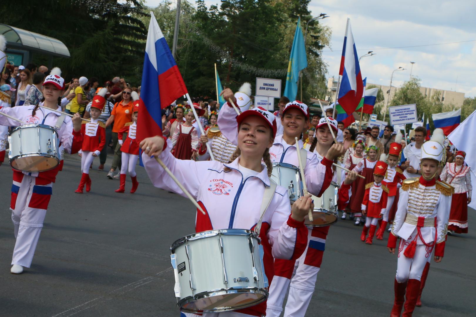 1 июня омск. День России 12 июня шествие. Омск праздник. День города Омск парад национальностей. День России 2022 праздник.