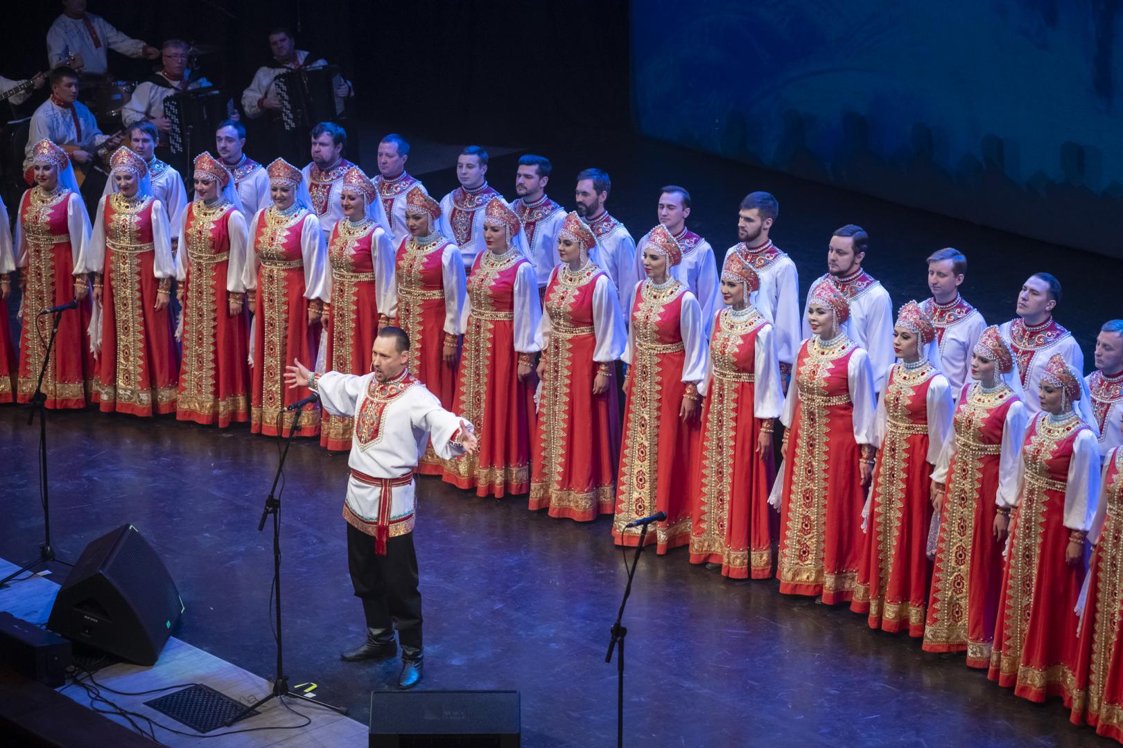Русские песни в исполнении хора