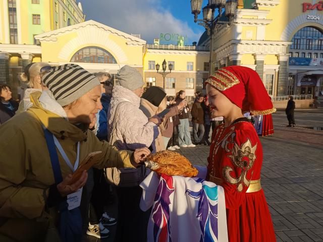 В Красноярске участников турпоезда "Сибирь здесь" встретили по старой русской традиции - хлебом с солью