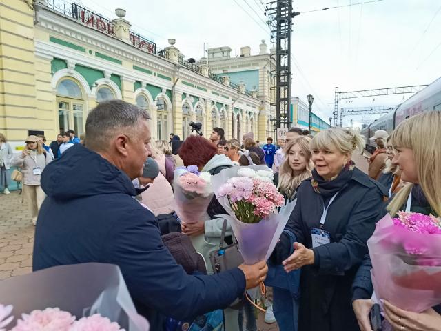 Губернатор Иркутской области Игорь Кобзев лично встретил участников турпоезда "Сибирь здесь"