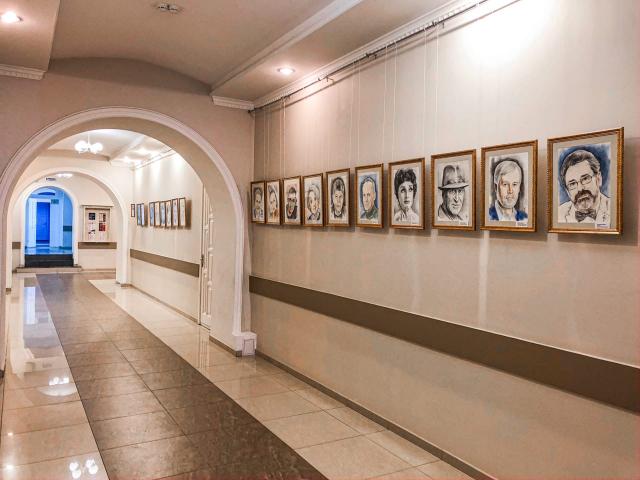 В Министерстве культуры открылась портретная галерея театральных деятелей Омска