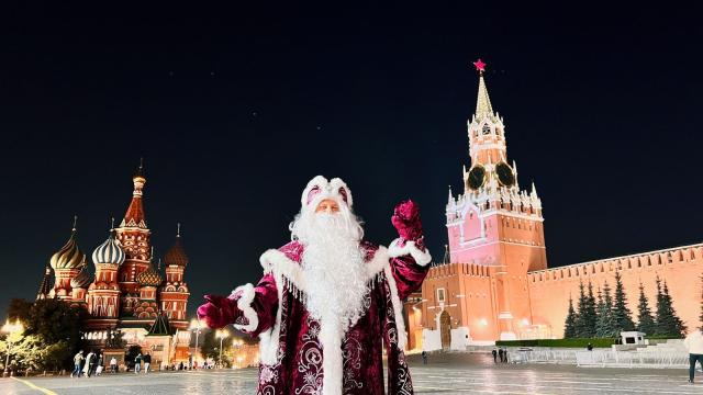 Дед Мороз из Большеречья побывал на Красной площади и пригласил туристов в Омскую область