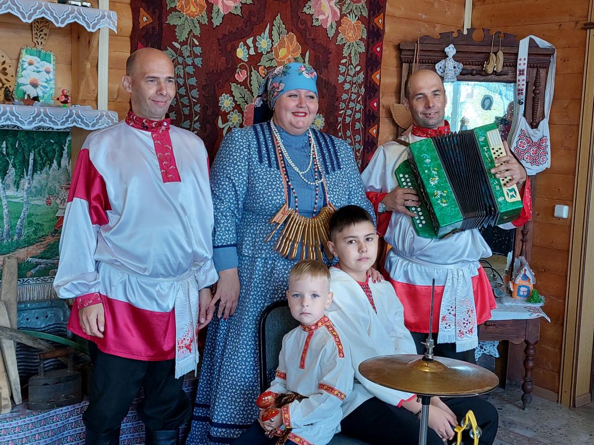 krutinka_bratya_gonohovy._viktoriya_zhena_andreya_i_deti_ruslan_i_andrey.jpg