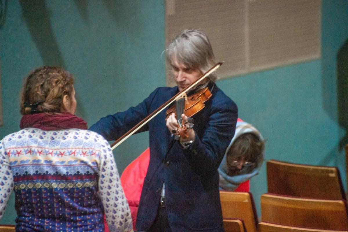 blagotvoritelnyy_spektakl_dlya_fonda_raduga._dmitriy_vasilev_igral_sverchka_i_specialno_dlya_spektaklya_nauchilsya_igra_na_skripke_1.jpg