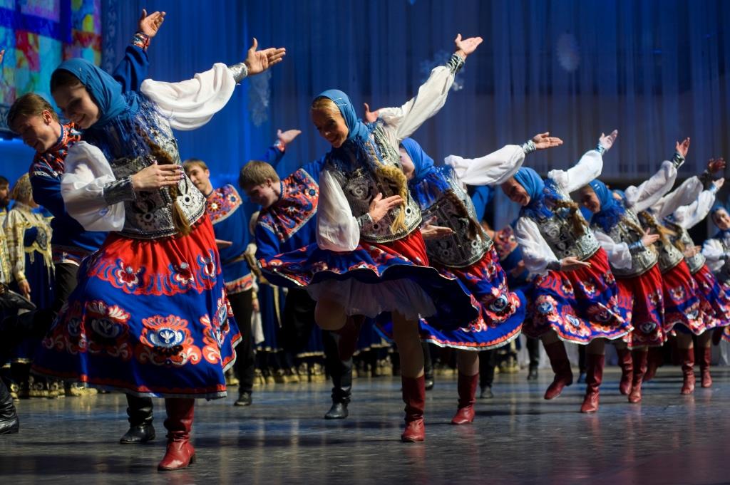 Культура омска. Дружба народов Омский хор. Омский хор веселушки. Омский хор 1950. Танец с балалайками Омский хор.