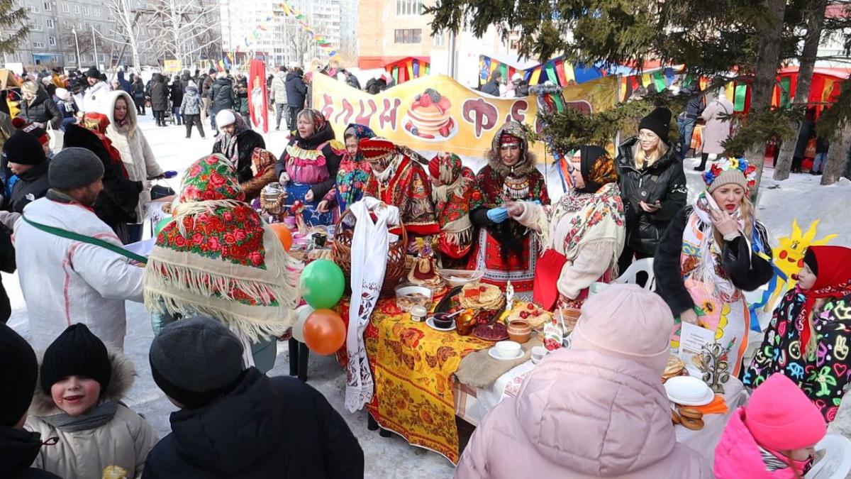 Более 4 тысяч омичей отметили Масленицу на площади перед Омским Домом Дружбы  | Культура