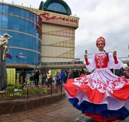 Виталий Хоценко открыл в Омске — Культурной столице России-2026 Международный фестиваль театров кукол