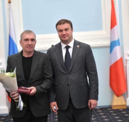 В преддверии Дня России Виталий Хоценко вручил награды жителям Омской области 