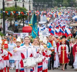 В Параде национальностей на День России в Омске приняли участие более 2000 человек