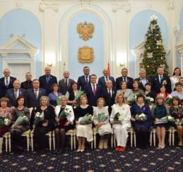 В преддверии Нового года Виталий Хоценко вручил жителям региона государственные награды