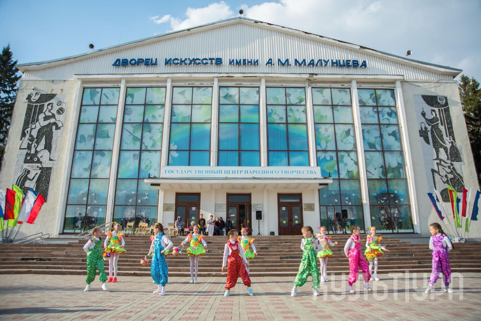 Дворец Малунцева Омск. ДК Малунцева Омск. Дворец искусств имени Малунцева а.м., Омск. ДК Малунцева Омск зал.